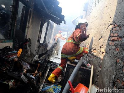 Kebakaran di Kramat Hanguskan 18 Rumah