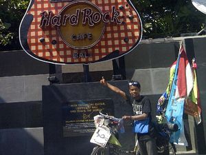 Rajip Gowes Ontel dari Ciwidey Bandung Menuju Papua