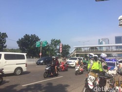 Polisi Tilang 30 Lebih Pemotor Bandel yang Lintasi JLNT Casablanca