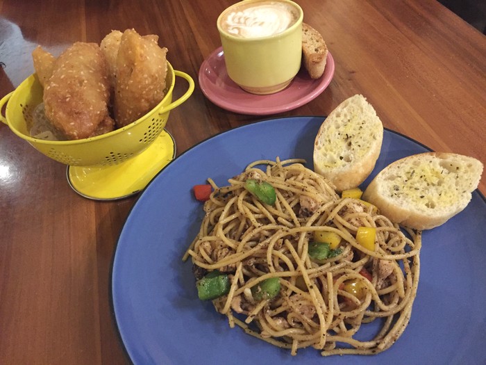Wiki Koffie: Nikmatnya Menyeruput Caramel Cafe Latte Sambil Ngemil Pisgor Bangkok