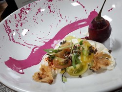 Menikmati Hidangan Prancis Artistik dengan Paduan Bahan Makanan Lokal