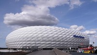 Allianz Arena merupakan stadion paling kekinian di dalam daftar ini. Di bungkus nuansa modern yang kental, kandang Bayern Munich ini punya desain menawan. (Claudio Villa/Getty Images)