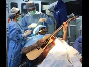 Jalani Operasi Otak Sambil Main Gitar? Orang-orang Ini Pernah Mengalaminya Jalani Operasi Otak Sambil Main Gitar? Orang-orang Ini Pernah Mengalaminya