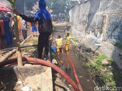 Berjibaku Padamkan Kebakaran di Kramat, Petugas Sedot Air dari Got