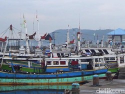 Gelombang Tinggi di Perairan Probolinggo, Nelayan Enggan Melaut