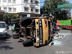 Truk Angkut Batu Alam Terguling Diduga Kelebihan Muatan