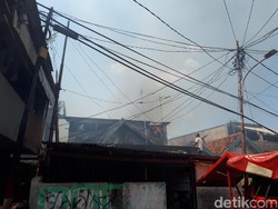 Asap Hitam Membubung Tinggi dari Lokasi Kebakaran di Kramat