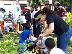 Belasan Mahasiswa Luar Negeri Belajar Membuat Lubang Biopori