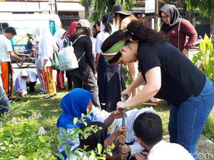 Belasan Mahasiswa Luar Negeri Belajar Membuat Lubang Biopori Belasan Mahasiswa Luar Negeri Belajar Membuat Lubang Biopori