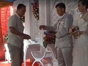 Lucu! Ketika Amplop Kondangan Diganti Gesek Kartu ATM Lucu! Ketika Amplop Kondangan Diganti Gesek Kartu ATM