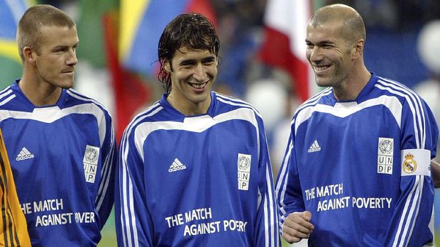 Briton David Beckham (L), Raul Gonzalez (C) and French Zinedine Zidane (R) joke during 'The match against Poverty' friendly between French Zinedine Zidane's friends and Brazilian Ronaldo's friends at Santiago Bernabeu stadium in Madrid, 14 December 2004. AFP PHOTO/ Javier SORIANO. / AFP PHOTO / JAVIER SORIANO