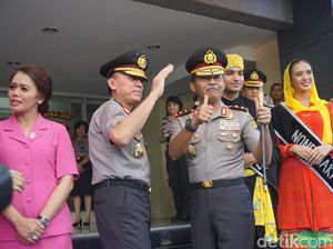 Tiba di Polda Metro, Irjen Idham Azis Disambut Palang Pintu Tiba di Polda Metro, Irjen Idham Azis Disambut Palang Pintu