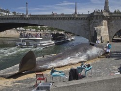 Jangan Kaget.. Ini Bukan Paus Terdampar Tapi Patung