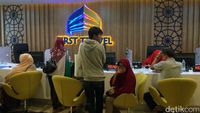 Puluhan Calon Jemaah Umrah Serbu Kantor First Travel