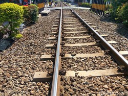 Rel Kereta di Sidoarjo Terkelupas, 4 Kereta Tertahan di Tiga Stasiun