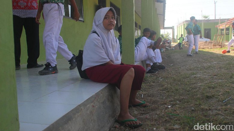 Siswi SMP di Brebes ini Sekolah Berseragam SD dan Sandal Jepit
