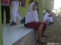 Siswi SMP di Brebes ini Sekolah Berseragam SD dan Sandal Jepit