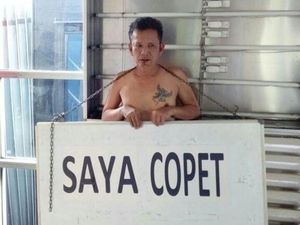 Terciduk! Copet Dipajang dengan Papan Saya Copet di Halte TransJ