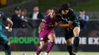 Bek baru Madrid, Jesus Vallejo, menjaga ketat pergerakan Gabriel Jesus (Foto: REUTERS/Lucy Nicholson)
