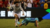 Marouane Fellaini mendapatkan kartu kuning di laga melawan Barca. Pelanggaran pada Sergi Roberto menjadi penyebabnya. (Carlos Barria/Reuters)