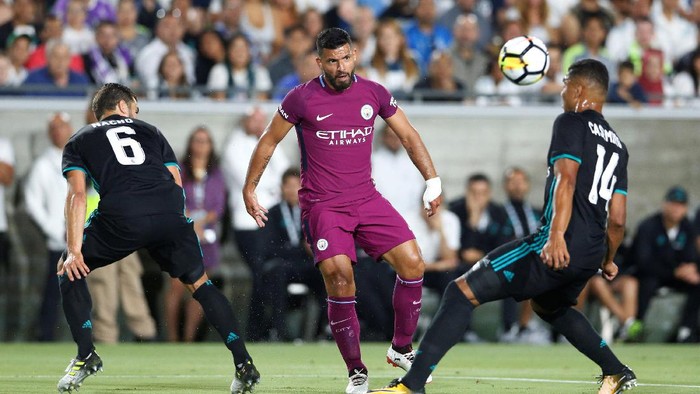 Soccer Football - Real Madrid vs Manchester City - International Champions Cup - Los Angeles, USA - July 26, 2017   Manchester Citys Sergio Aguero in action with Real Madrids Casemiro   REUTERS/Lucy Nicholson