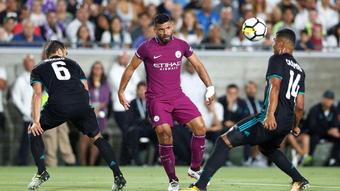 Manchester City vs Real Madrid Soccer Football - Real Madrid vs Manchester City - International Champions Cup - Los Angeles, USA - July 26, 2017 Manchester Citys Sergio Aguero in action with Real Madrids Casemiro REUTERS/Lucy Nicholson