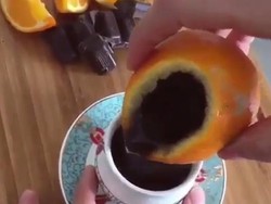 Bukan Pakai Cangkir, Kopi Ini Diseduh Dalam Kulit Jeruk