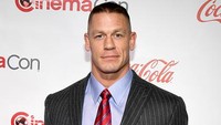 Kulit Kepala John Cena Disinar Infra Red Tiap Hari Pasca Transplantasi Rambut