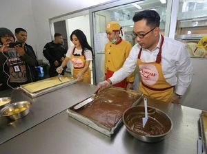 Yuk! Intip Syahrini Bikin Kue Bareng Ridwan Kamil