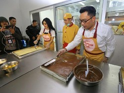 Yuk! Intip Syahrini Bikin Kue Bareng Ridwan Kamil