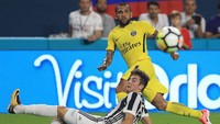 Untuk kali pertama, Dani Alves tampil menghadapi Juventus semenjak meninggalkan klub Turin itu ke PSG. (Foto: Mike Ehrmann/Getty Images)