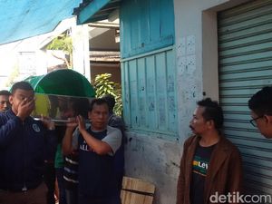 Suasana Haru Saat Kedatangan Jenazah Bobotoh Riko di Rumah Duka