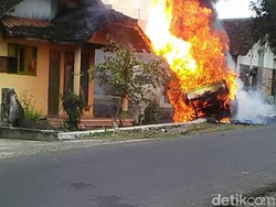 Pikap Muat 200 Liter Pertalite Ludes Terbakar