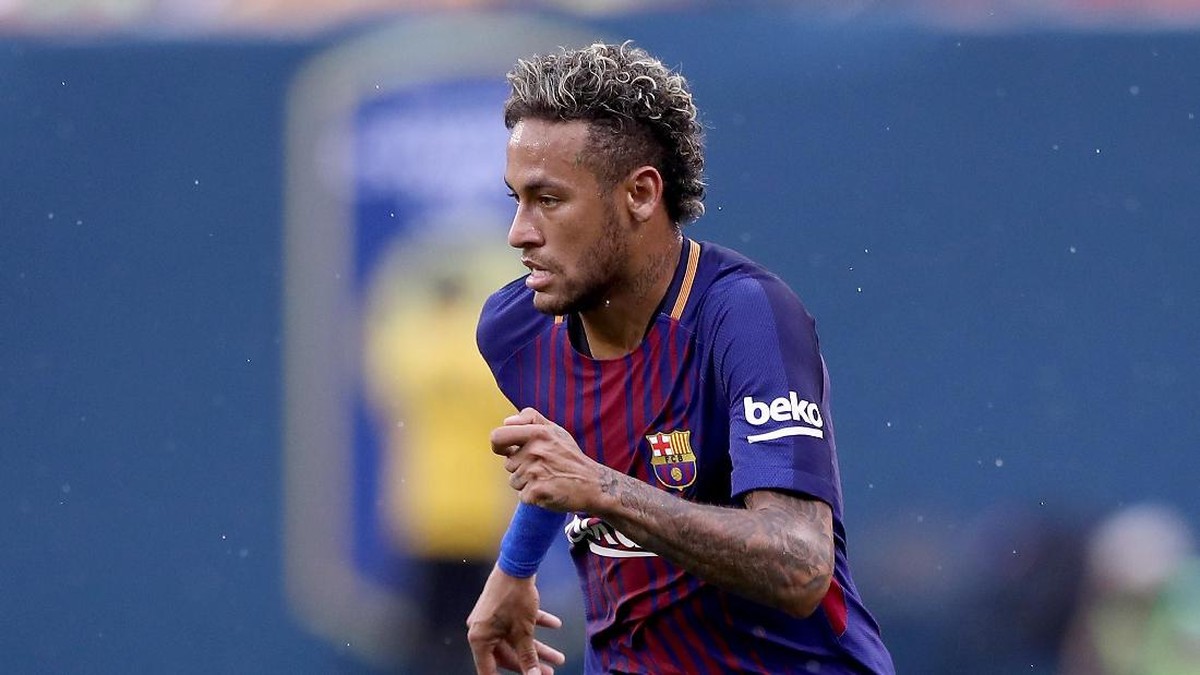Neymar resmi pindah dari Barcelona ke Paris Saint-Germain (Elsa/Getty Images)