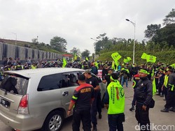 Seratusan Buruh Blokir Pintu Masuk PT Semen Jawa di Sukabumi