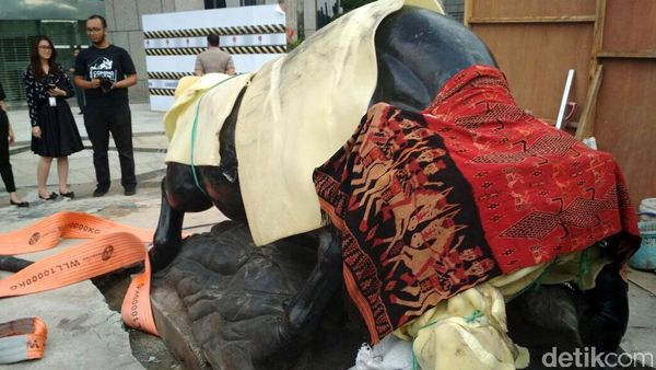 BEI Pajang Patung Banteng Wulung di Depan Gedung