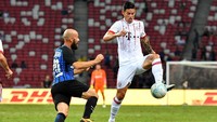 Dalam pertandingan di National Stadium, Singapura, Kamis (27/7/2017) malam WIB, Bayern dan Inter menurunkan pemain barunya. James Rodriguez dan Borja Valero berebut bola. (Thananuwat Srirasant/Getty Images)