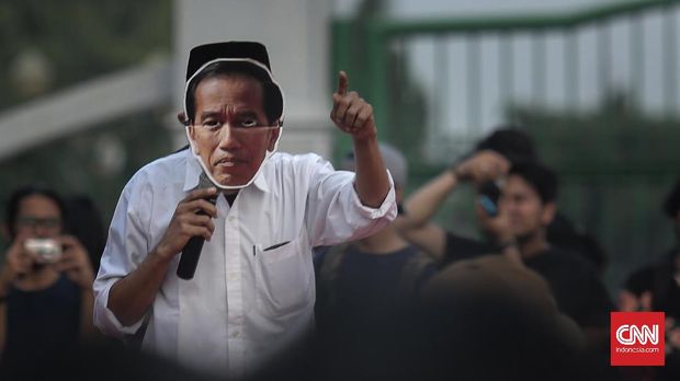 Aksi Kamisan dengan menirukan gaya Jokowi yang menuntut penyelesaiak kasus-kasus HAM, di depan Istana Presiden, Jakarta, 27 Juli.