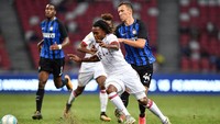 Dua nama yang menghiasi bursa transfer, Renato Sanches dan Perisic, beraksi di lapangan tengah. Renato Sanhes dikaitkan dengan AC Milan. Perisic dikaitkan dengan Manchester United. (Thananuwat Srirasant/Getty Images)
