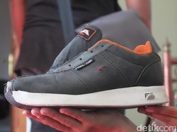 Warga Magelang Menciptakan Sepatu Khusus untuk Tuna Netra