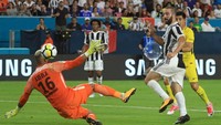 Pertandingan sempat berjalan dengan skor kacamata sebelum gol Gonzalo Higuain untuk Juventus di menit ke-45. (Photo by Mike Ehrmann/Getty Images)
