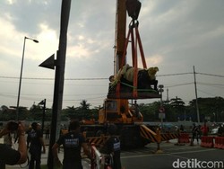 Dibuat dari Fosil Kayu, Berapa Harga Patung Banteng di Gedung BEI?