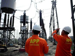 Petugas PLN Lakukan Pemeliharaan GIS Alam Sutera