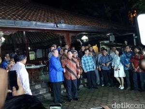 SBY dan Prabowo Tutup Pertemuan dengan Saling Hormat SBY dan Prabowo Tutup Pertemuan dengan Saling Hormat