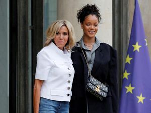 Foto: Adu Gaya Rihanna dan Ibu Negara Prancis Saat Bertemu di Paris