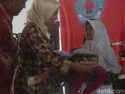 Senyum Siti Rohaniyah Bisa Sekolah Memakai Seragam dan Sepatu