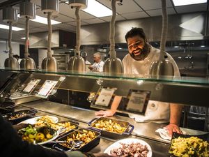 Menengok Kantin Mewah Facebook yang Menyimpan Kisah Sedih