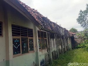 Atap SDN Danokaler Sukabumi Rusak, Siswa Belajar di Musala