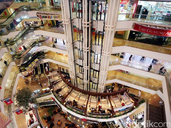 Foto : Mal Makin Banyak, Sinar Blok M Plaza Makin Redup