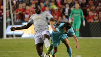 Penyerang MU, Romelu Lukaku, melewatkan beberapa peluang dalam laga melawan Barca. Dia kesusahan melewati pemain belakang Los Cules. (Carlos Barria/Reuters)